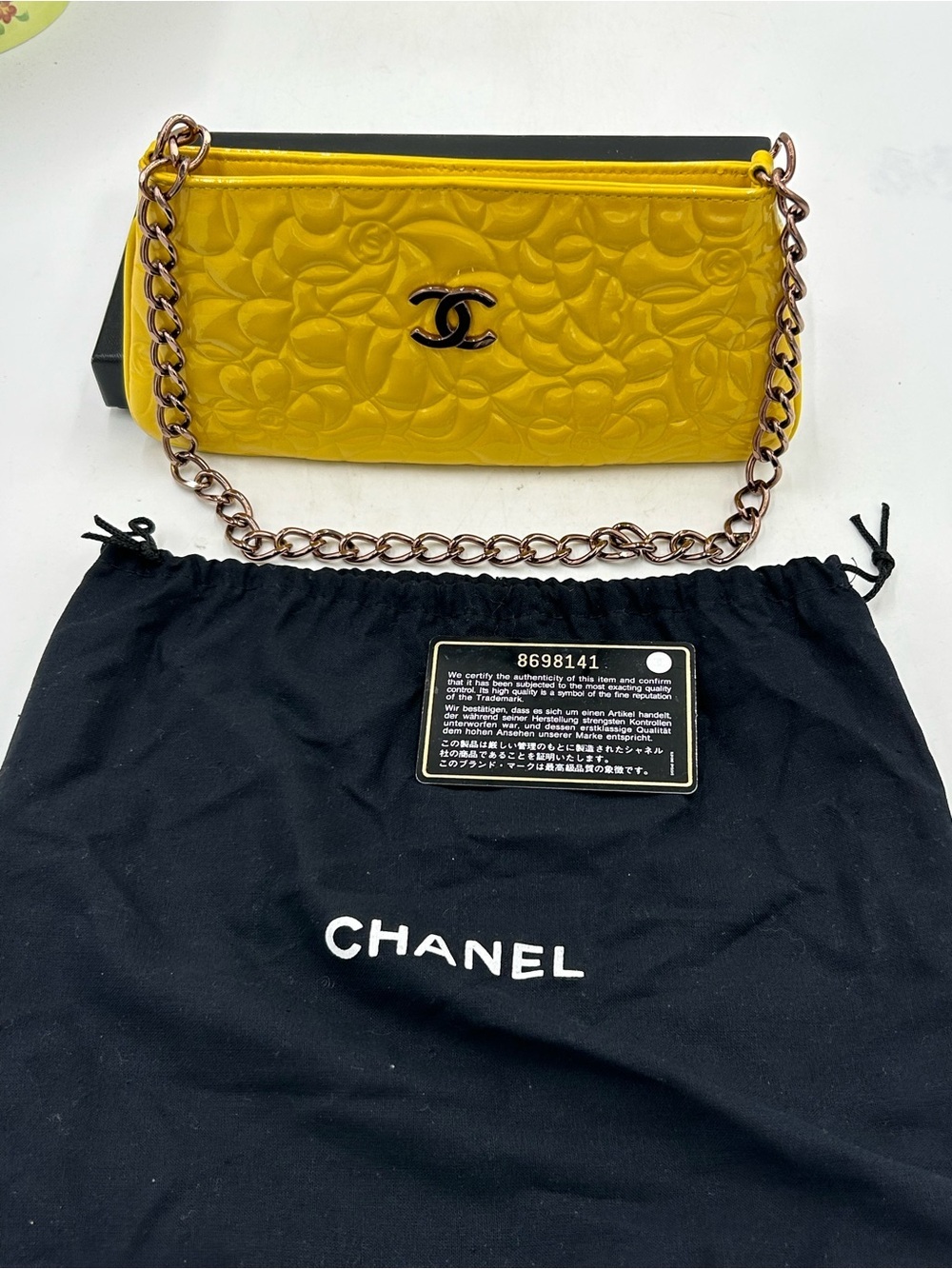 Women's Chanel patent leather floral embossed shoulder bag made in Italy - Picture 3 of 10
